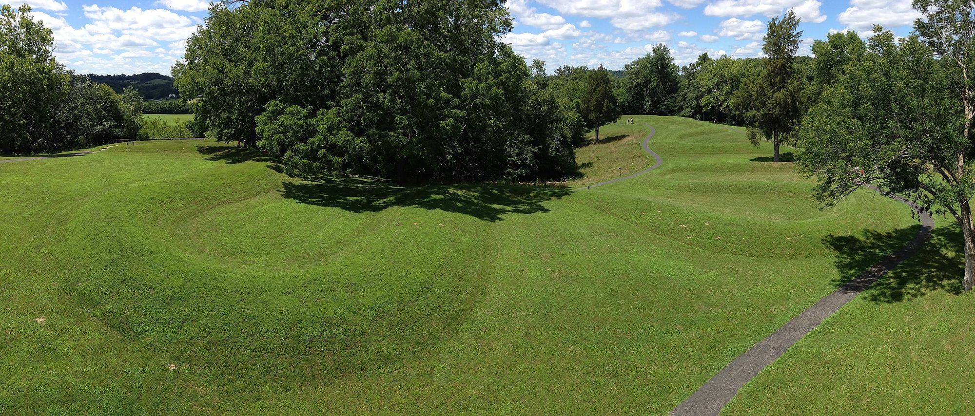  Serpent Mound in Sinking Spring Section of the Buckeye Trail - Eric Ewing, CC BY-SA 3.0 via Wikimedia Commons
